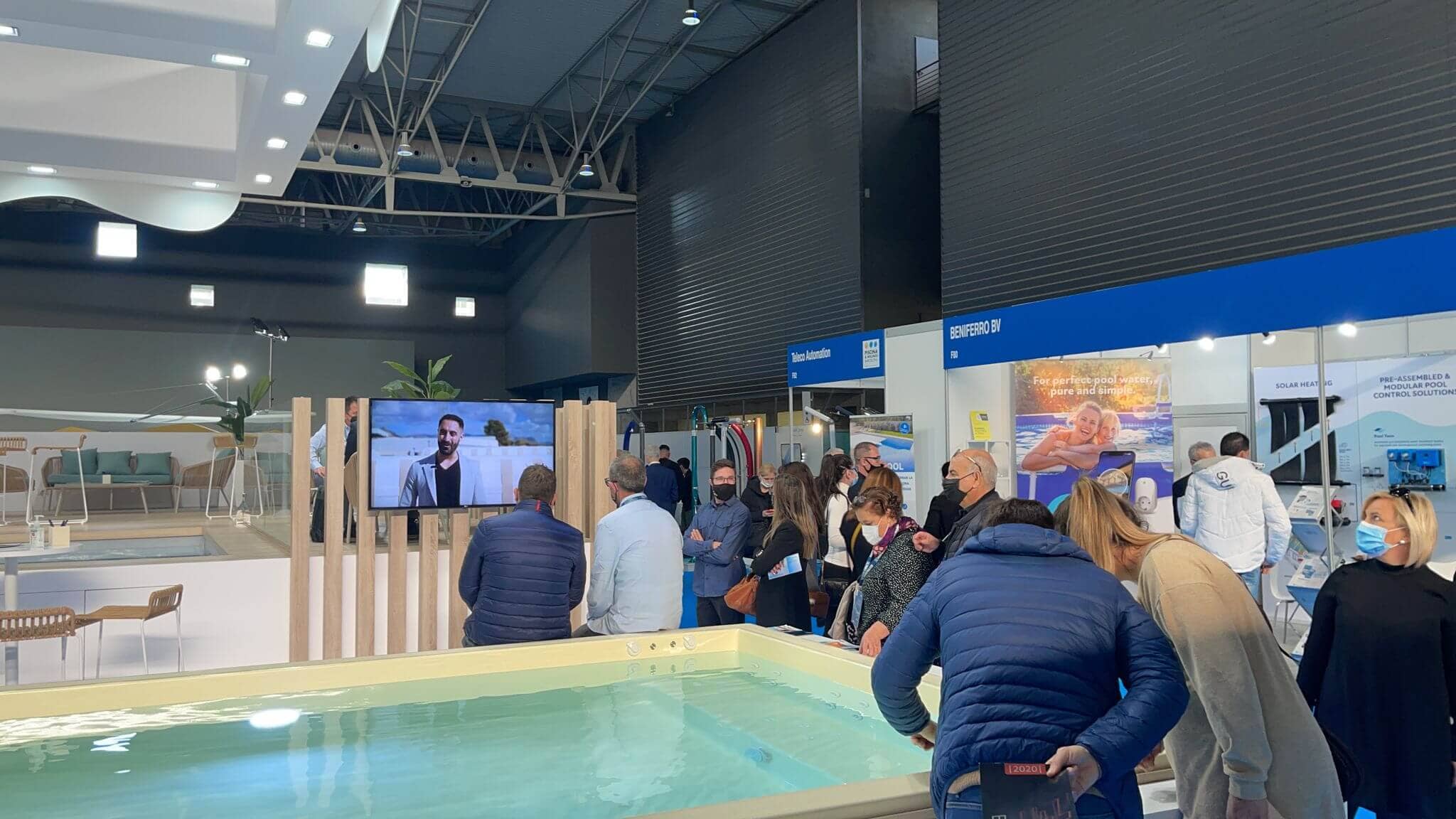 10,000 swimming pool professionals in Barcelona