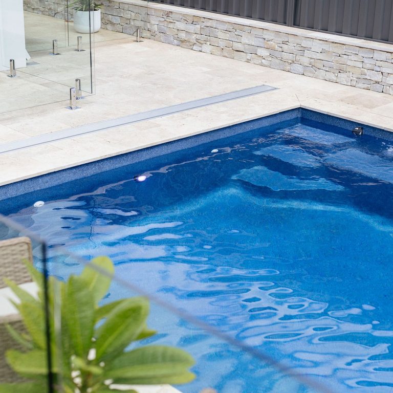 FOTO-5-CABECERA-ENTRADA-BLOG-VENTAJAS-Y-DESVENTAJAS-DE-LAS-PISCINAS-DE-FIBRA